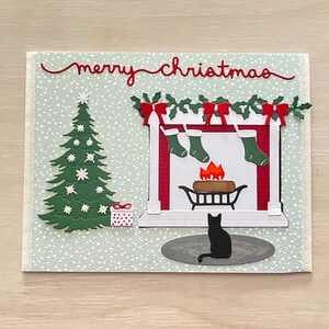 Sala de estar aconchegante de Natal Cartão de Natal l Lareira l Meias Árvore Presente Gato l Fundo nevado l Interior em branco l Feliz Natal