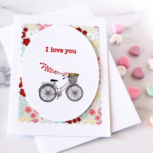Carte Saint-Valentin l Rose rouge blanc l Vélo avec fleurs l Ballon coeur l Unique l Pièce unique l Livraison gratuite aux États-Unis