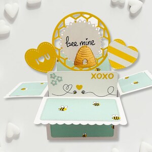 Tarjeta emergente de San Valentín con diseño de caja 3D, temática de abejas, "Abeja mía", "Te amo", flores, corazones, colmena, se pliega para enviar por correo, sin franqueo adicional.
