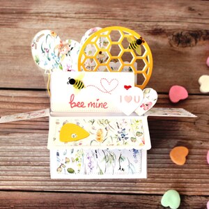 Tarjeta emergente de San Valentín con caja 3D l Tema de abeja l Globos florales Corazones l Te amo l Amarillo Rosa Blanco l Se pliega para enviar por correo