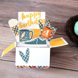 Tarjeta de cumpleaños para padre desplegable en caja 3D l #1 Papá l Cuadros azules y amarillos l Amante del café l Estrellas y corazones l Se pliega para enviar por correo