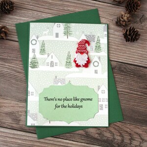 Carte de Noël l No Place Like Gnome l Maisons Arbres l Vert Blanc Rouge l Rustique l Pays l Blanc à l'intérieur l Livraison gratuite aux États-Unis