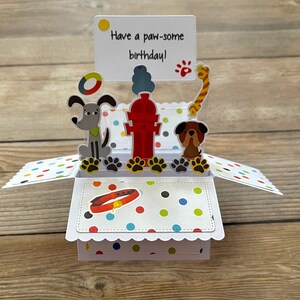 Cartão de aniversário pop-up em caixa 3D l Trocadilho com tema de pata de cachorro l Cores brilhantes e divertidas l Cartão infantil dobrável para envio pelo correio l Frete grátis nos EUA