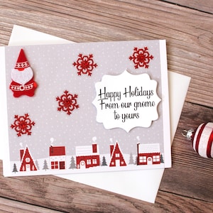 Biglietto di Natale l Buone Feste l Tema Gnomo l Rosso Bianco Grigio l Villaggio innevato l Atmosfera scandinava l Interno vuoto l Spedizione gratuita negli Stati Uniti