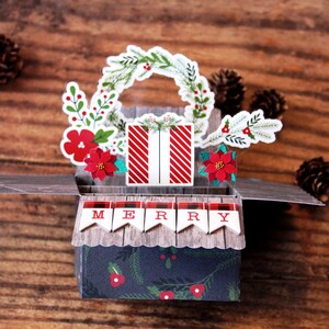 Tarjeta navideña emergente con caja 3D | Tema floral | Corona de flores de Pascua | Acebo alegre | Rojo, blanco y verde | Se pliega para enviar por correo | Envío gratuito a EE. UU.