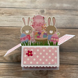 Biglietto di Pasqua pop-up 3D con scatola l Cestino con uova e coniglietti l Pois rosa e bianchi l Si piega in piano per la spedizione l Spedizione gratuita negli Stati Uniti