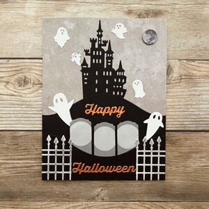 Tarjeta de Halloween para raspar l Casa embrujada l Fantasmas del cementerio l Cortada y ensamblada a mano l Interior en blanco l Única en su tipo l Envío gratuito a EE. UU.