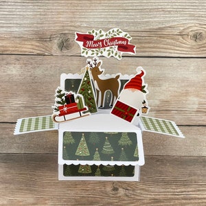 3D Box Pop Up Weihnachtskarte l Outdoor Thema l Gnom Baum Schlitten Geschenke Reh l Grün Rot Weiß l Falten flach für den Versand l Kostenloser US Versand