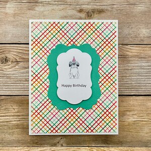 Fijne verjaardag l Hond met feestmuts l Groen roze blauwe plaid l Blanco binnenkant l Gratis verzending in de VS