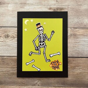 Carte d'Halloween l Squelette avec os l Noir et jaune l Des bonbons ou un sort l Unique en son genre l Intérieur vierge l Livraison gratuite aux États-Unis