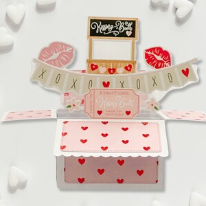 Tarjeta emergente de San Valentín en forma de caja 3D, temática de cabina de besos, labios, abrazos, besos, flores, pancarta XOXO, rojo, rosa y blanco, se pliega para enviar por correo.