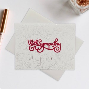 Carte de condoléances l Blanc avec fond filigrane d'argent l Message de nos condoléances en rouge l Intérieur vierge l Livraison gratuite aux États-Unis