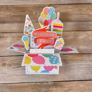 Carte d'anniversaire pop-up avec boîte 3D l Amusante et lumineuse l Bleu jaune rose l Ballons à gâteau Chapeau de crème glacée l Se plie à plat pour l'expédition l Livraison gratuite aux États-Unis