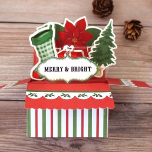 Tarjeta navideña 3D desplegable | Alegre y brillante | Medias navideñas con diseño de flor de Pascua y bayas de acebo | Se pliega para enviar por correo | Envío gratuito a EE. UU.