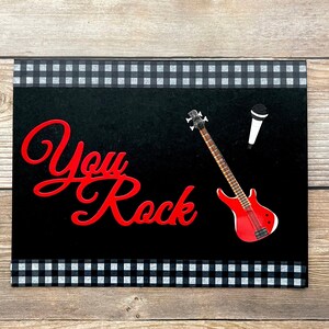 Joyeux anniversaire l You rock l Musicien l Microphone pour guitare l Rouge blanc noir l Vichy, intérieur vierge, livraison gratuite aux États-Unis, unique, unique en son genre