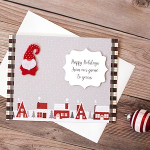 Carte de Noël l Thème gnome l Joyeuses fêtes l Rouge blanc gris l Maisons enneigées l Blanc à l'intérieur l Livraison gratuite aux États-Unis