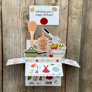 Cartão pop-up 3D de aniversário | Cartão de caixa com tema de culinária | Whisking You a Happy Birthday | Cartão fofo para amantes da culinária | Cartão feito à mão