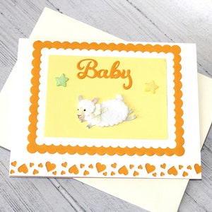Carte bébé jaune l Agneau bondissant flou l Découpes de coeurs l Intérieur vierge l Pièce unique l Livraison gratuite aux États-Unis