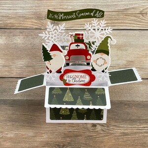 3D Box Pop Up Weihnachtskarte, Gnom Thema, Ich bin Gnom zu Weihnachten, Vintage LKW, Schneeflocken, Falten flach für den Versand, kostenloser US Versand
