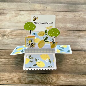 Tarjeta desplegable 3D para el Día de la Madre | Tema del té | Mamá fanática del té | Tazas, magdalenas, mermelada | Flores | Se pliega para enviar por correo | Envío gratuito a EE. UU.