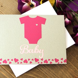 Carte bébé fille rose vif et argent l Coupe à la main l Cache-couche et coeurs l Intérieur vierge l Unique l Livraison gratuite aux États-Unis l Pièce unique
