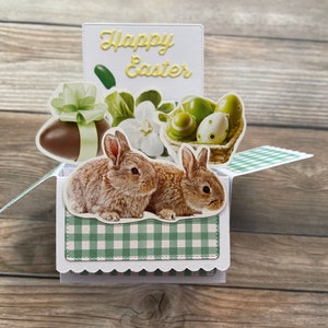 Biglietto di Pasqua pop-up 3D con scatola l Coniglietti, uova, giglio l Quadretti verdi e bianchi l Si piega in piano per la spedizione l Spedizione gratuita negli Stati Uniti