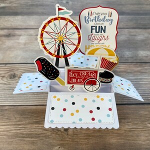 Tarjeta de cumpleaños emergente en caja 3D | Tema de carnaval | Rueda de la fortuna | Bocadillos | Colores primarios | Se pliega para enviar por correo | Envío gratuito a EE. UU.