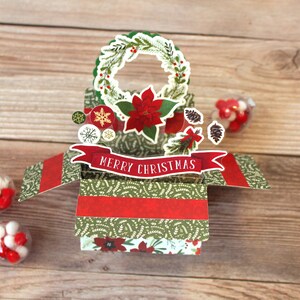Tarjeta navideña desplegable 3D con diseño de Feliz Navidad, corona floral de Pascua y piñas. Se pliega para enviar por correo. Envío gratuito a EE. UU.