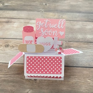 Tarjeta de recuperación emergente en caja 3D l Rosa y blanco l Lunares l Curita l Abrazos de corazón l Se pliega para enviar por correo l Envío gratuito a EE. UU.