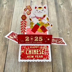 Tarjeta emergente 3D del Año Nuevo Lunar Chino l Rojo, Blanco y Dorado l Gato de la Suerte Maneki-neko l Año de la Serpiente l Envío gratuito a EE. UU.