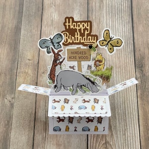 Tarjeta de cumpleaños desplegable en caja 3D l Bosque de los Cien Acres l Tema de oso l Se pliega para enviar por correo l Envío gratuito a EE. UU.