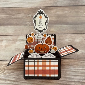Cartão de Halloween pop-up em caixa 3D, tema de abóbora, laranja, bege e preto, trocadilho "Here for the boos", dobra-se, frete grátis nos EUA. Frete grátis para compras acima de 35