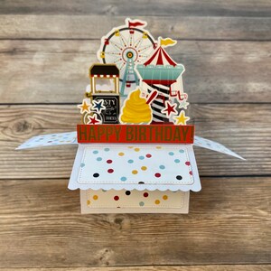 Tarjeta de cumpleaños emergente con caja 3D | Tema de carnaval | Rueda de la fortuna | Divertida y adorable | Colores primarios | Se pliega para enviar por correo | Envío gratuito a EE. UU.