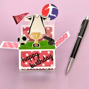 Cartão de aniversário pop-up em caixa 3D l Tema de futebol l Mensagem de feliz aniversário l Bola de futebol l Camisa