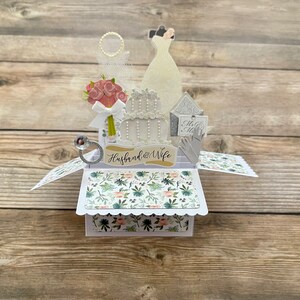 Carte de mariage pop-up avec boîte 3D l Robe et gâteau de mariage l Mari et femme l Floral l Paillettes l Se plie à plat pour l'expédition l Livraison gratuite aux États-Unis