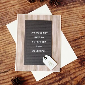 La vida no tiene por qué ser perfecta, marrón, negro y beige, veta de madera, rústico, tablero de letras, simplemente porque sí, interior en blanco, envío gratuito a EE. UU.