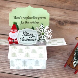 Cartão de Natal pop-up 3D, Nenhum lugar como o Gnomo, Boas Festas, Árvores, Flocos de Neve, Verde, Branco e Vermelho, Dobra-se para envio pelo correio, Frete grátis para os EUA