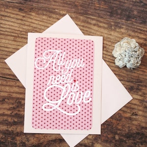 Valentinstag Karte l Alles was Du brauchst ist Liebe l Rosa Rot Weiß l Polka Dots l Innen leer l Kostenloser US Versand