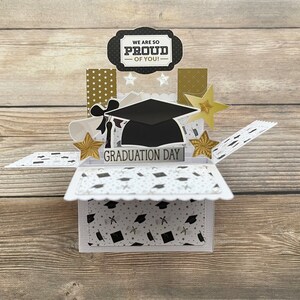 3D Box Pop Up Abschlusskarte l Schwarz Weiß Gold l Cap Diploma l So stolz auf Dich l Kostenloser US-Versand