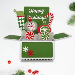 Tarjeta navideña 3D desplegable con diseño de bastón de caramelo, adornos navideños y copos de nieve. Rojo, verde y blanco. Se pliega para enviar por correo. Envío gratuito a EE. UU.