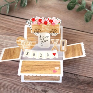 Tarjeta emergente de San Valentín en caja 3D l Tú y yo l Te amo l XOXO Flores Vagón Grano de madera l Se pliega para enviar por correo l Envío gratuito a EE. UU.