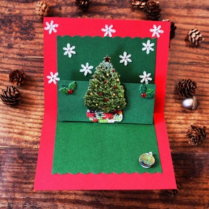 Biglietto di Natale pop-up l Albero di Natale decorato l Allegro e luminoso l Fiocchi di neve l Rosso, verde e bianco l Si piega in piano per la spedizione l Unico nel suo genere