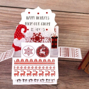 Biglietto di auguri natalizio pop-up 3D l Buone feste dal nostro gnomo al tuo l Scandinavo l Rosso e bianco l Si piega in piano per la spedizione l Spedizione gratuita negli Stati Uniti