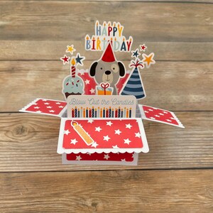 Cartão de aniversário pop-up em caixa 3D l Cores primárias l Cachorrinho de chapéu l Velas de cupcake l Estrelas de presente l Cartão infantil l Dobra para envio pelo correio