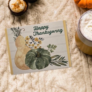 Verfijnde Thanksgiving-kaart in de kleuren groen, geel en beige met een kalebas, pompoen en bloemen. Blanco binnenkant, gratis verzending in de VS