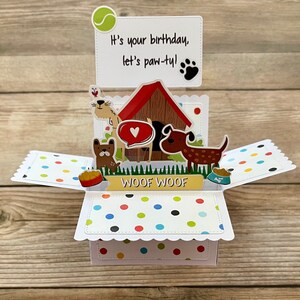 Tarjeta de cumpleaños desplegable en caja 3D | Tema de juego de palabras con patas de perro | Juguetes para casitas de perro | Tarjeta para niños | Se pliega para enviar por correo | Envío gratuito a EE. UU.