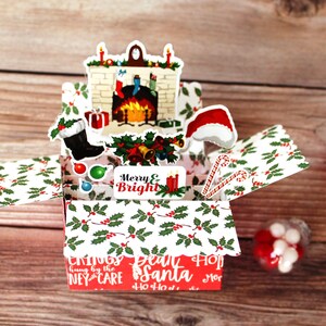 Tarjeta navideña 3D desplegable, alegre y luminosa, con calcetines de chimenea y gorro de Papá Noel, en rojo, blanco y verde. Se pliega para enviar por correo. Envío gratuito a EE. UU.