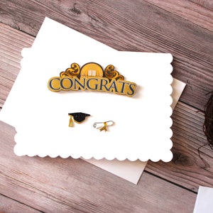 Tarjeta de graduación l Felicitaciones l Diploma con birrete l Negro, blanco y dorado l Estrellas l Cuadros l Interior en blanco l Envío gratuito a EE. UU.