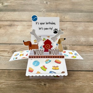 Tarjeta de cumpleaños desplegable en caja 3D | Tema de juego de palabras con perros | Tarjeta para niños | Let's Paw-ty | Hidrante contra incendios | Juguetes para perros, se pliega para enviar por correo, envío gratuito a EE. UU.