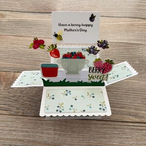 3D Box Muttertag Pop Up Karte l Have a Berry Happy Muttertag l Wortspiel Beere Thema l Falten flach für den Versand l Kostenloser Versand in die USA